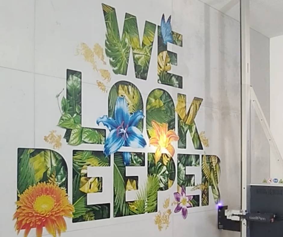 Großflächiger Wanddruck „We look deeper“ mit floralem Motiv